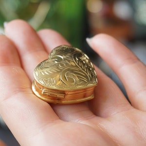 Heart Pill Box Locket / Vintage Estate 1980s Gold Vermeil Sterling Silver Hand Engraved Pill Box Locket Pendant / Heart Charm Locket 1.25" Bild 6