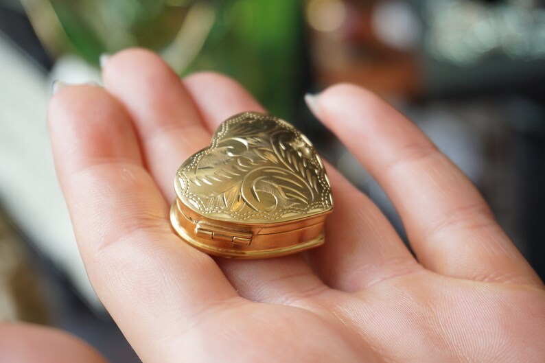 Heart Pill Box Locket / Vintage Estate 1980s Gold Vermeil Sterling Silver Hand Engraved Pill Box Locket Pendant / Heart Charm Locket 1.25" Bild 6
