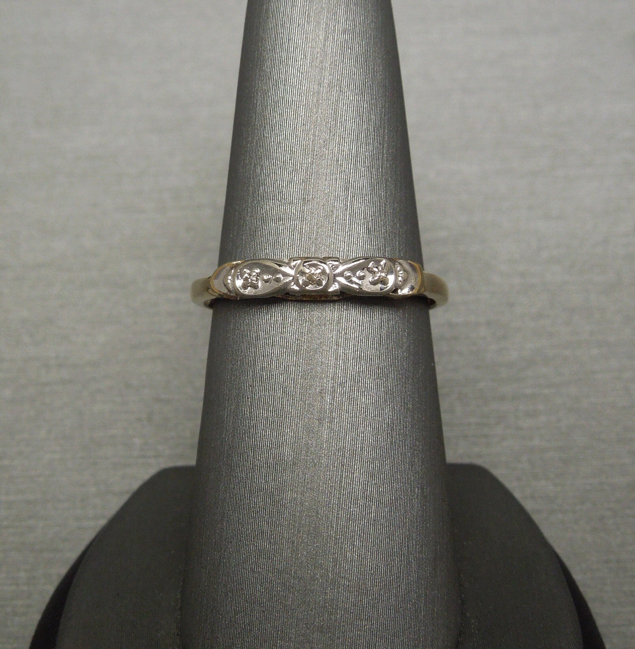 Vintage Estate C1960 10K Two Tone Gold 0.02TCW Three Diamond Bow Ring / Mid Century Wedding Band Sz 8.25