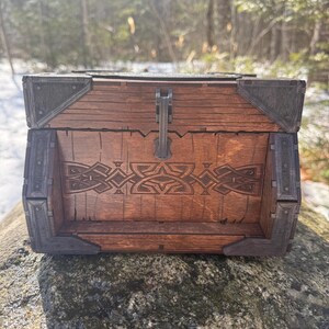Memento Chest: “Sigurd's Strongbox” - Nordic-themed Wooden Treasure Chest, Laser-Engraved & Handcrafted, Customizable - MADE TO ORDER Bild 12