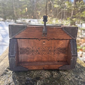 Memento Chest: “Sigurd's Strongbox” - Nordic-themed Wooden Treasure Chest, Laser-Engraved & Handcrafted, Customizable - MADE TO ORDER Bild 4