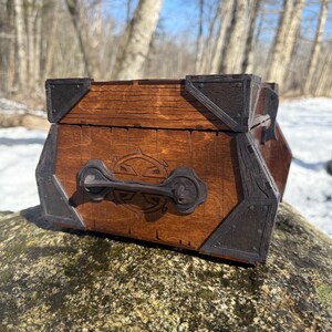 Memento Chest: “Sigurd's Strongbox” - Nordic-themed Wooden Treasure Chest, Laser-Engraved & Handcrafted, Customizable - MADE TO ORDER Bild 5