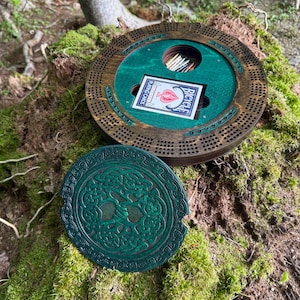 Planche de cribbage : piste de cribbage ronde en bois pour 4 joueurs avec rangement pour cartes et chevilles, oeuvre d&#39;art personnalisable et choix de couleurs, cartes et chevilles incluses