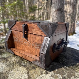 Memento Chest: “Sigurd's Strongbox” - Nordic-themed Wooden Treasure Chest, Laser-Engraved & Handcrafted, Customizable - MADE TO ORDER Bild 13