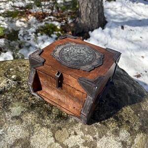 Memento Chest: “Sigurd's Strongbox” - Nordic-themed Wooden Treasure Chest, Laser-Engraved & Handcrafted, Customizable - MADE TO ORDER Bild 18