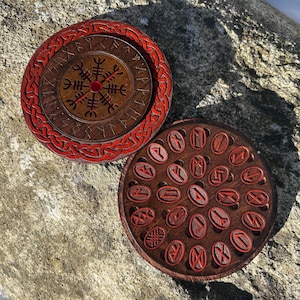 Juego de runas: "Sabiduría del vagabundo": juego de adivinación con runas Elder Futhark, con estuche portátil, runas de madera grabadas con láser; opciones de colores personalizados