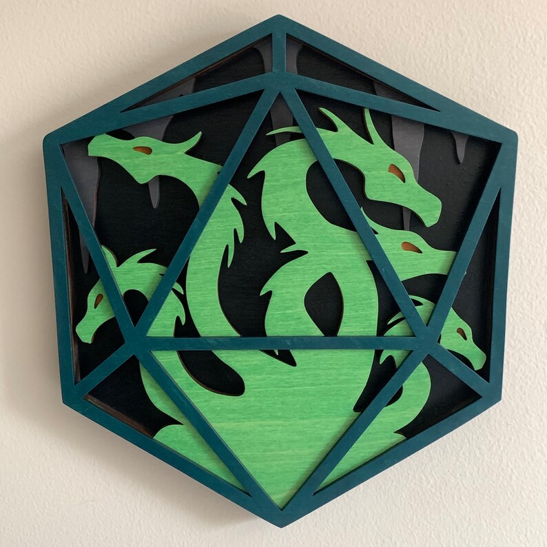 Op de afbeelding: Een driedimensionaal drakenbeeld van groen hout in een blauw, geometrisch houten frame. Het beeld is gemaakt van gelaagd hout en heeft een gedetailleerd ontwerp.