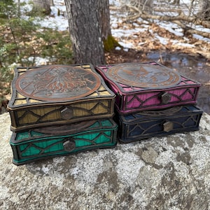 Caja de madera artesanal con cajón, cajón deslizante, cajón de escritorio, almacenamiento para videojuegos, arte grabado con láser, diseños y colores a elegir