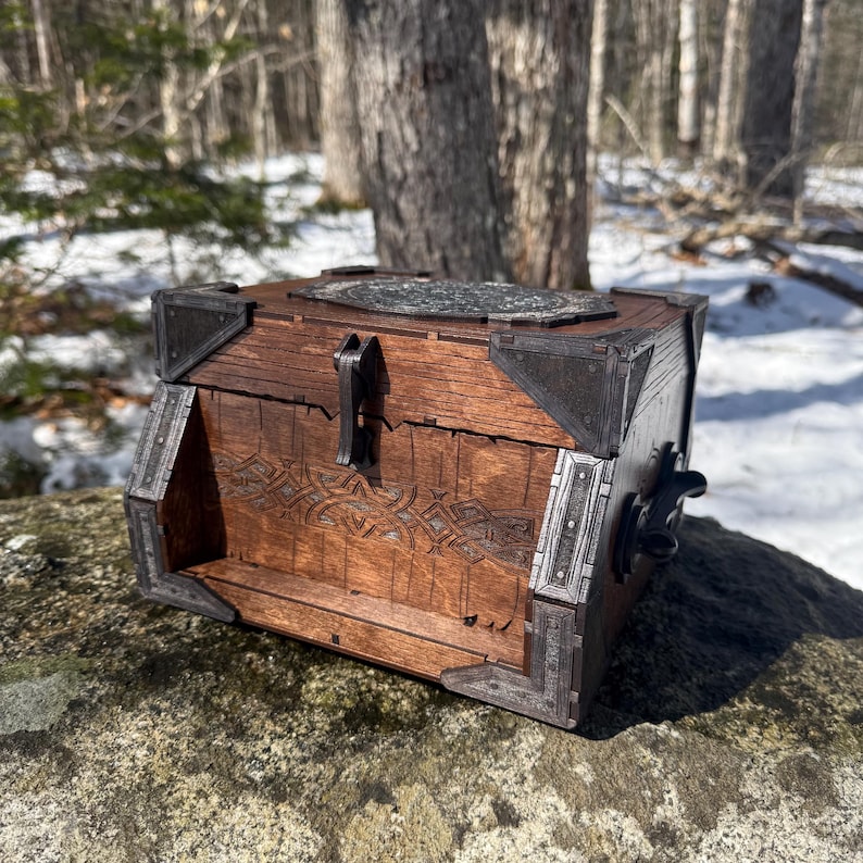 Memento Chest: “Sigurd's Strongbox” - Nordic-themed Wooden Treasure Chest, Laser-Engraved & Handcrafted, Customizable - MADE TO ORDER Bild 6