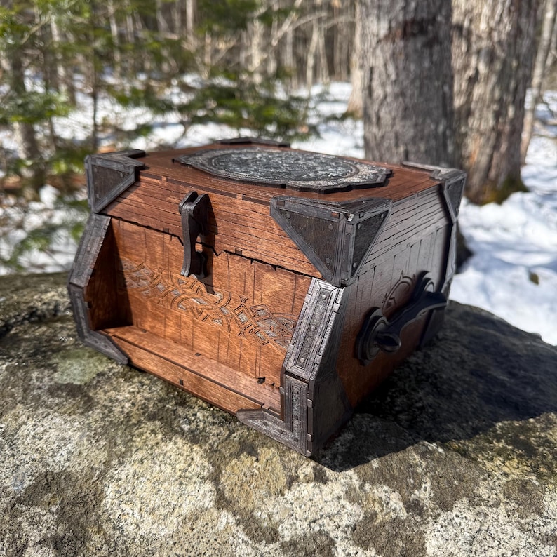 Memento Chest: “Sigurd's Strongbox” - Nordic-themed Wooden Treasure Chest, Laser-Engraved & Handcrafted, Customizable - MADE TO ORDER Bild 9