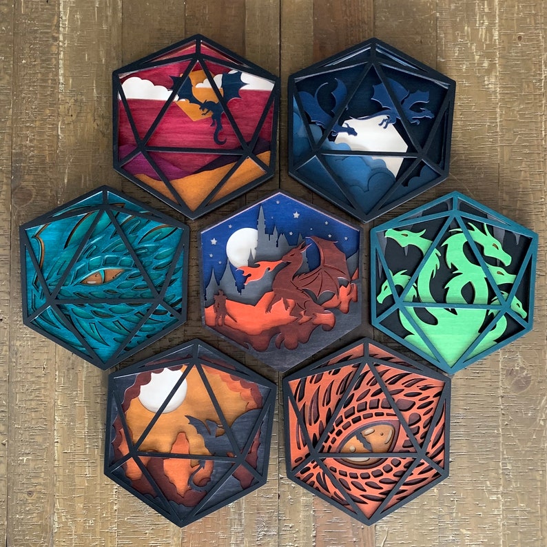 Op de afbeelding: Set van zeven houten dobbelstenen-onderzetters met verschillende drakenontwerpen. Elke onderzetter heeft een andere draak met een uniek kleurenschema en ingewikkelde details. De onderzetters zijn perfect om een vleugje fantasie toe te voegen aan elk interieur.