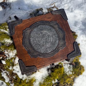 Memento Chest: “Sigurd's Strongbox” - Nordic-themed Wooden Treasure Chest, Laser-Engraved & Handcrafted, Customizable - MADE TO ORDER Bild 15
