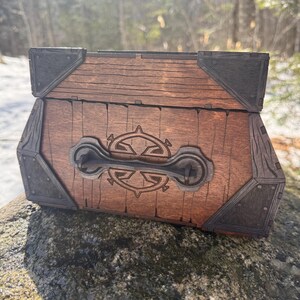 Memento Chest: “Sigurd's Strongbox” - Nordic-themed Wooden Treasure Chest, Laser-Engraved & Handcrafted, Customizable - MADE TO ORDER Bild 16