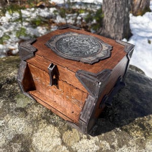 Memento Chest: “Sigurd's Strongbox” - Nordic-themed Wooden Treasure Chest, Laser-Engraved & Handcrafted, Customizable - MADE TO ORDER Bild 3