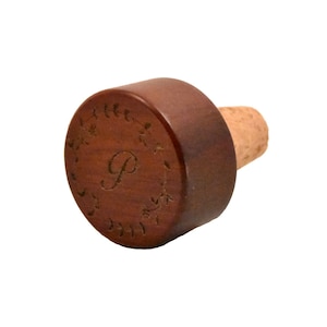 Tapón de vino inicial grabado con láser: inicial grabado personalizado con corona de madera de vino Cork Favor - 25 aniversario Regalo de mamá por primera vez
