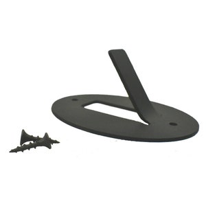 Puede incluir: Soporte de pared de metal negro con una base curva y un brazo angulado elevado. Se incluyen dos tornillos negros.