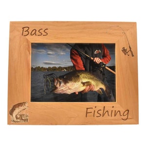 Idea de regalo de pesca de pescado de lubina para papá- Marco de imagen de madera grabado personalizado- Pesca de lubina