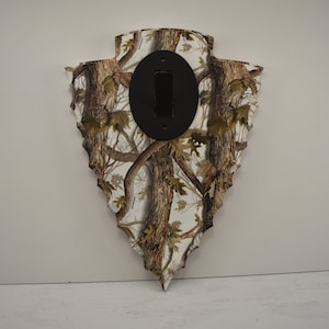 Arrowhead Plaque with Skull Hanger- Standard Camo
