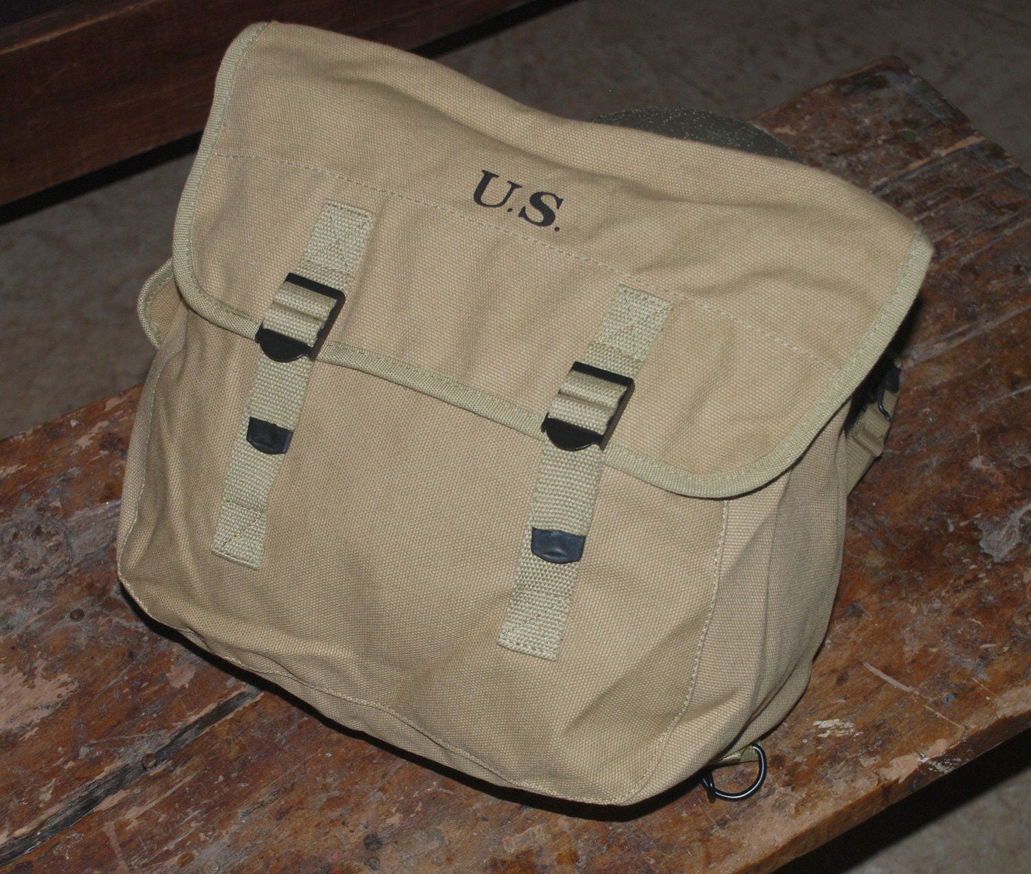 World War Supply US WW2 M1936 Musette Bag with Shoulder Strap Khaki Marked  JT&L 1942 Messenger Bag Shoulder Bag