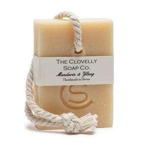 Handgemaakte mandarijn en ylang natuurlijke zeep aan een touwtje voor alle huidtypes 100 g