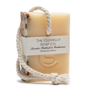 Zeep aan een touw met lavendel, wierook en patchouli essentiële oliën, veganistisch en natuurlijk handgemaakt in Devon door The Clovelly Soap Company