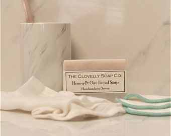 Jabón facial artesanal de miel y avena: cuidado natural para pieles secas y sensibles.