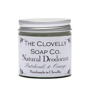 Peut inclure: Petit pot rond de déodorant naturel avec un couvercle argenté. L'étiquette indique "The Clovelly Soap Co. Natural Deodorant Patchouli & Orange Handmade in Clovelly."