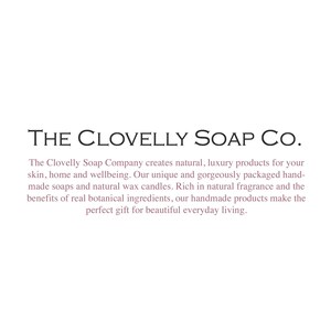 Puede incluir: The Clovelly Soap Company crea productos naturales y de lujo para la piel, el hogar y el bienestar. Sus jabones hechos a mano y velas de cera natural, &uacute;nicos y magn&iacute;ficamente empaquetados, son ricos en fragancia natural y los beneficios de ingredientes bot&aacute;nicos reales. Sus productos hechos a mano son el regalo perfecto para una hermosa vida cotidiana.