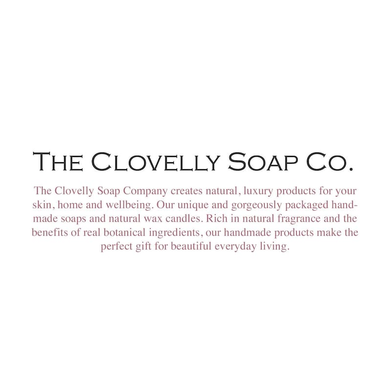 Puede incluir: The Clovelly Soap Company crea productos naturales y de lujo para la piel, el hogar y el bienestar. Sus jabones hechos a mano y velas de cera natural, &uacute;nicos y magn&iacute;ficamente empaquetados, son ricos en fragancia natural y los beneficios de ingredientes bot&aacute;nicos reales. Sus productos hechos a mano son el regalo perfecto para una hermosa vida cotidiana.