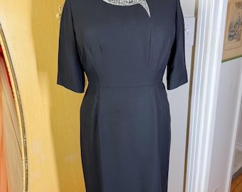 Vintage zwarte jurk uit de jaren 50, 34 taille VOLIP met kralenhalslijn