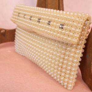 Bolso blanco con cuentas y diamantes de imitación, década de 1940 y 1950