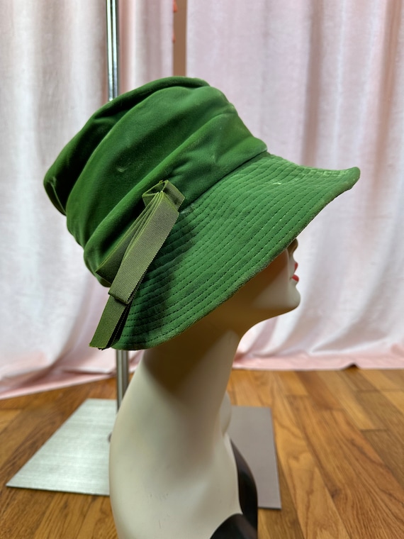 Vintage 1940s 50s Green Velvet Hat - image 1
