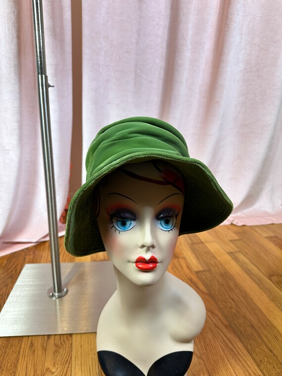 Vintage 1940s 50s Green Velvet Hat - image 3