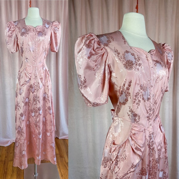 Wunderschöner Morgenmantel mit Blumenmuster aus den späten 1930er und 1940er Jahren in Blush Pink, S/M, 28 Zoll Taille