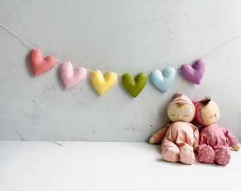 Ghirlanda di cuori arcobaleno pastello / Ghirlanda di cuori di feltro di San Valentino / Appeso a parete in feltro / Vivaio di ghirlande di feltro / Banner da muro / Ghirlanda di presepe