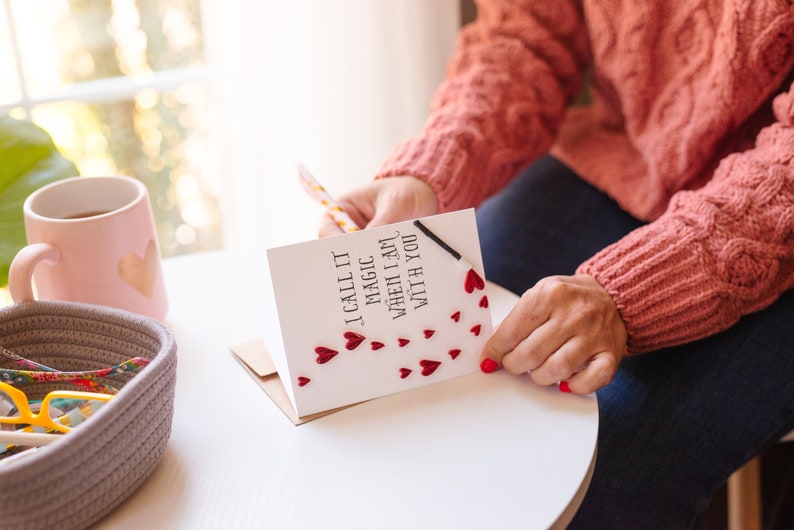 Wenskaart. Ik noem het Magie als ik bij je ben. Heart Shower Gewatteerde kunst om in te lijsten. Man Vrouw. Verjaardagscadeau idee voor verloofd stel afbeelding 3