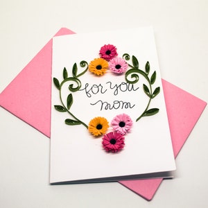 Carte de fête des mères pour la merveilleuse mère. Fleurs en papier dans des couleurs pastel. Cadeau pour fête des mères journée brunch de fils fille étape enfants