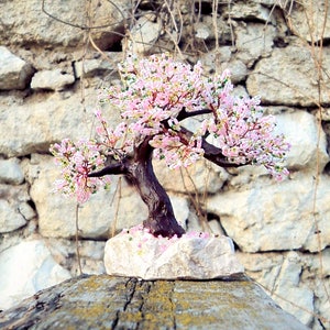 Árbol artificial con cuentas pequeño bonsái, bonsái japonés de primavera, árbol feng shui, escultura de alambre, árbol en miniatura, bonsái azul en la roca Spring