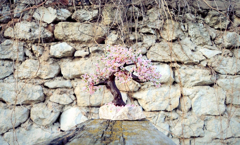 Árbol artificial con cuentas pequeño bonsái, bonsái japonés de primavera, árbol feng shui, escultura de alambre, árbol en miniatura, bonsái azul en la roca Spring