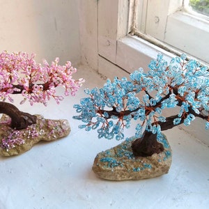 Árbol artificial con cuentas pequeño bonsái, bonsái japonés de primavera, árbol feng shui, escultura de alambre, árbol en miniatura, bonsái azul en la roca imagen 6