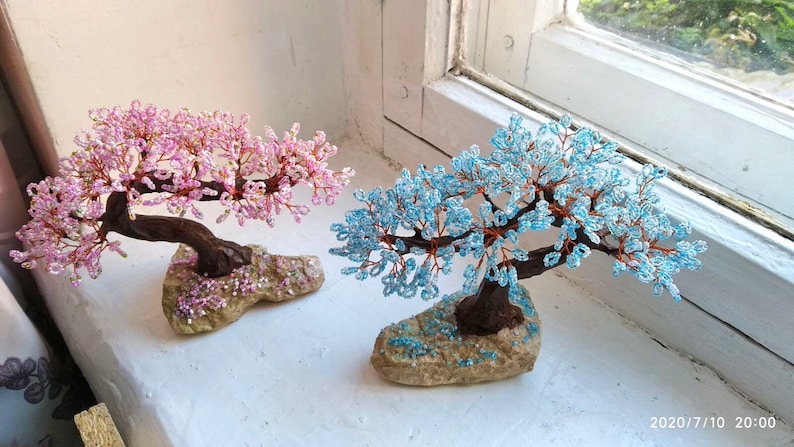 Árbol artificial con cuentas pequeño bonsái, bonsái japonés de primavera, árbol feng shui, escultura de alambre, árbol en miniatura, bonsái azul en la roca imagen 6