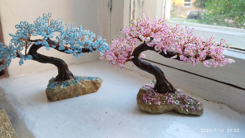 Árbol artificial con cuentas pequeño bonsái, bonsái japonés de primavera, árbol feng shui, escultura de alambre, árbol en miniatura, bonsái azul en la roca imagen 7