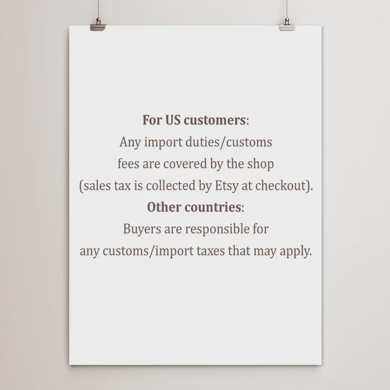 Może przedstawiać: Biały plakat z czarnym tekstem wisi na dw&oacute;ch srebrnych klipsach. Tekst zawiera informacje o cłach importowych i opłatach celnych dla klient&oacute;w z USA i innych kraj&oacute;w.