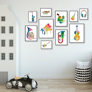K&ouml;nnte beinhalten: Eine wei&szlig;e Wand mit einer Sammlung von bunten Aquarellbildern von Musikinstrumenten. Die Instrumente umfassen eine Trompete, ein Saxophon, ein Klavier, ein Waldhorn, eine Gitarre, ein Schlagzeug, ein Cello und Kopfh&ouml;rer.