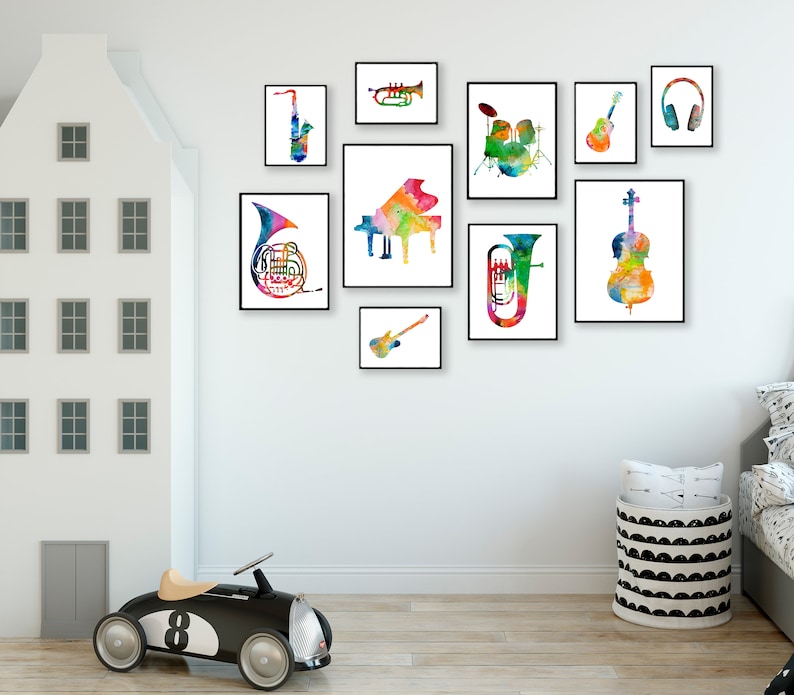 K&ouml;nnte beinhalten: Eine wei&szlig;e Wand mit einer Sammlung von bunten Aquarellbildern von Musikinstrumenten. Die Instrumente umfassen eine Trompete, ein Saxophon, ein Klavier, ein Waldhorn, eine Gitarre, ein Schlagzeug, ein Cello und Kopfh&ouml;rer.