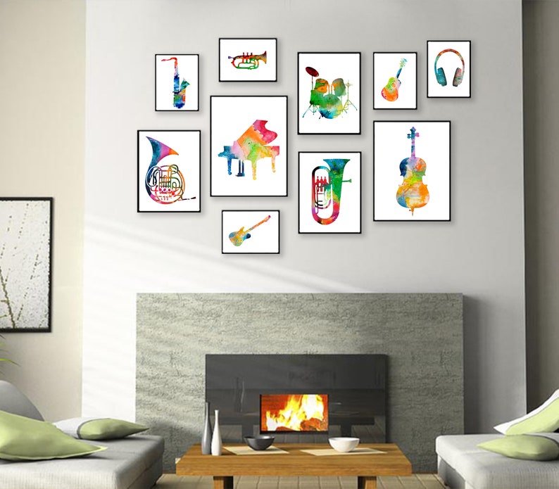 K&ouml;nnte beinhalten: Ein Set aus neun bunten Aquarellbildern von Musikinstrumenten, darunter ein Saxophon, eine Trompete, ein Klavier, ein Schlagzeug, eine Gitarre, ein Cello, ein Waldhorn, eine E-Gitarre und Kopfh&ouml;rer. Die Bilder sind gerahmt und an einer wei&szlig;en Wand &uuml;ber einem Kamin angebracht.