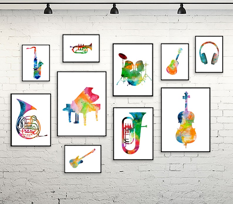 K&ouml;nnte beinhalten: Ein Set aus 10 Aquarelldrucken mit verschiedenen Musikinstrumenten, darunter ein Saxophon, eine Trompete, ein Klavier, ein Schlagzeug, eine Gitarre, ein Cello, eine Tuba und ein Waldhorn. Die Drucke sind in Schwarz gerahmt und an einer wei&szlig;en Backsteinwand angebracht.