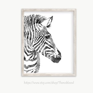 K&ouml;nnte beinhalten: Eine schwarz-wei&szlig;e Illustration im Aquarellstil eines Zebra-Kopfes im Profil, mit detaillierten Streifen und einer texturierten M&auml;hne, eingefasst in einen hellen Holzrahmen. Der Text https://www.etsy.com/shop/Thenobleowl ist sichtbar.