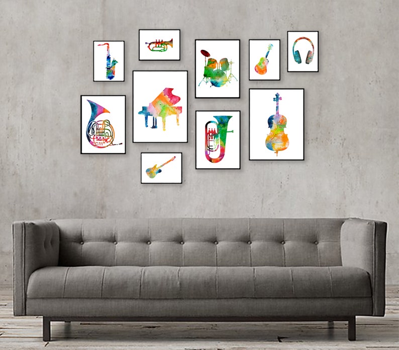 K&ouml;nnte beinhalten: Ein Set aus 10 bunten Aquarelldrucken mit verschiedenen Musikinstrumenten, darunter ein Saxophon, eine Trompete, ein Klavier, ein Schlagzeug, eine Gitarre, ein Cello, ein Waldhorn und ein Bass. Die Drucke sind in Schwarz gerahmt und an einer grauen Wand &uuml;ber einem grauen Sofa angeordnet.