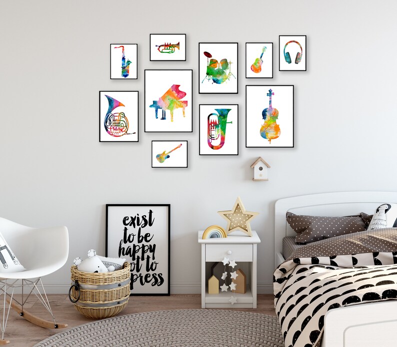 K&ouml;nnte beinhalten: Eine wei&szlig;e Wand mit einer Sammlung gerahmter Aquarellbilder von Musikinstrumenten. Die Instrumente umfassen ein Saxophon, eine Trompete, ein Klavier, eine Tuba, ein Cello, eine Gitarre und ein Schlagzeug. Die Bilder sind in einem Raster angeordnet. Der Text "exist to be happy not to impress" ist auf einem schwarz-wei&szlig;en gerahmten Poster gedruckt.